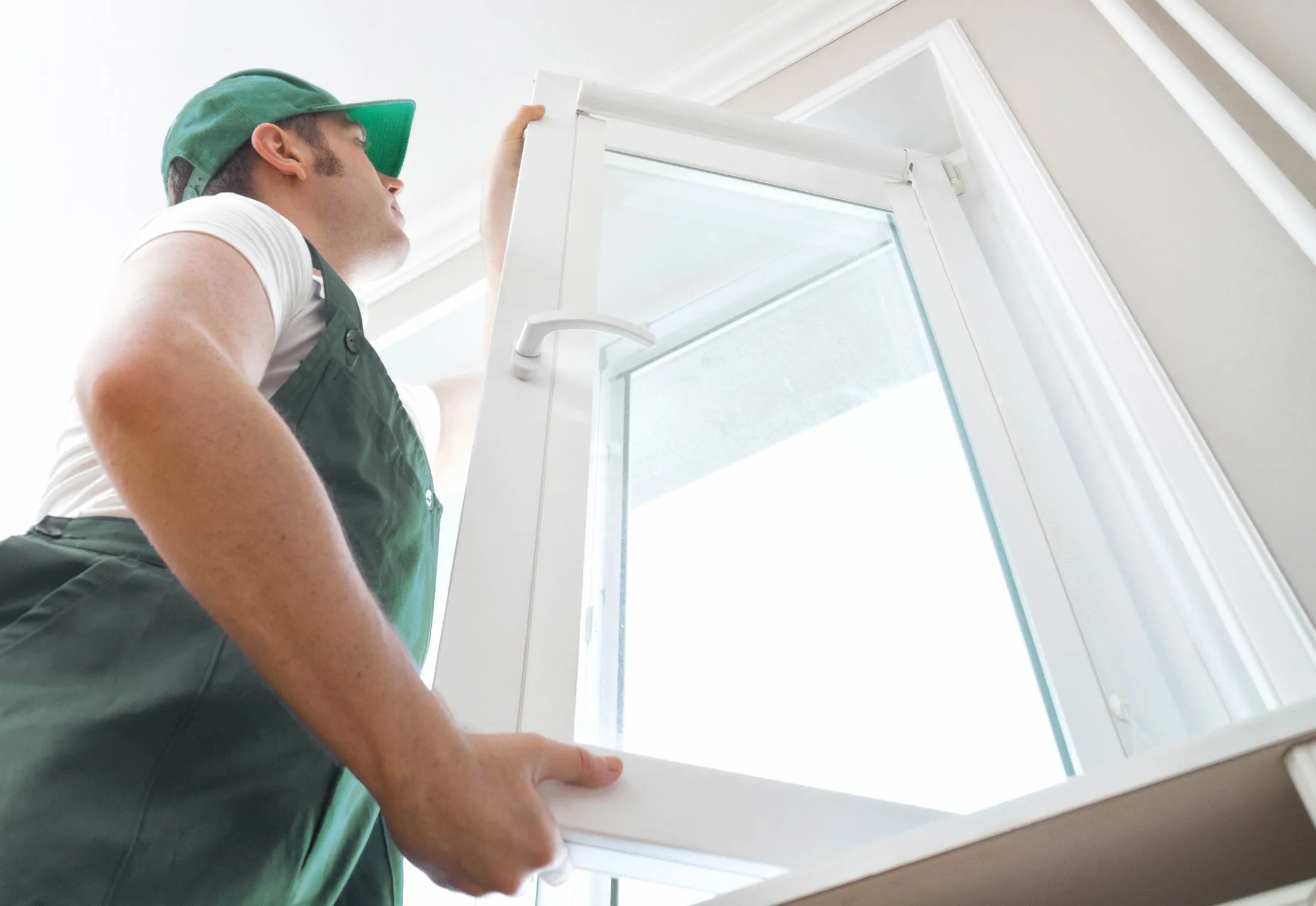 Operaio che installa un nuovo infisso