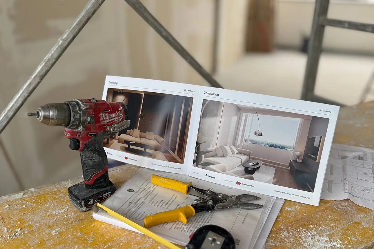 Tavole di progetto e attrezzi in cantiere