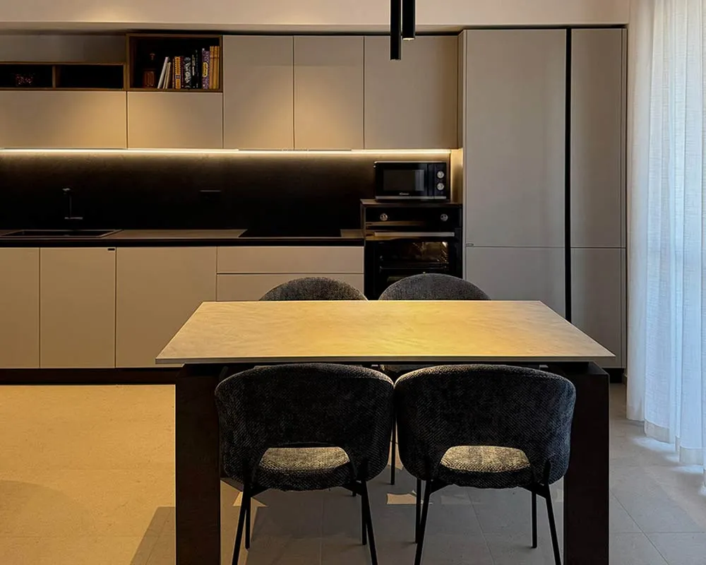 Cucina con tavolo da pranzo, Via Arbe